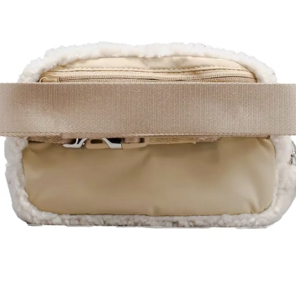 NWT Lululemon Everywhere Belt Bag Ivory Trench Fleece - 1 Liter - Picture 2 of 3